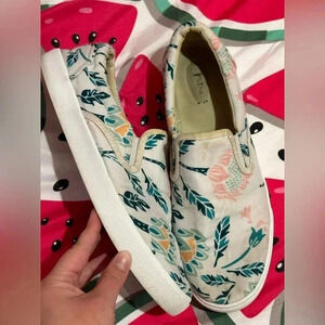 Bucketfeet shoes size 11.5 floral canvas